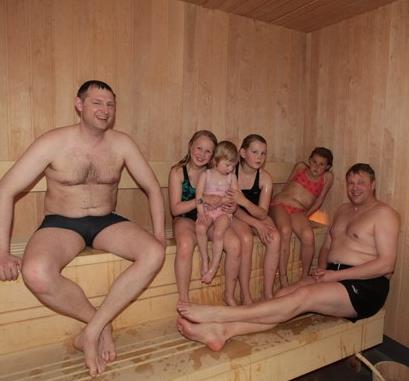 Slap af i saunaen efter svømmeturen
